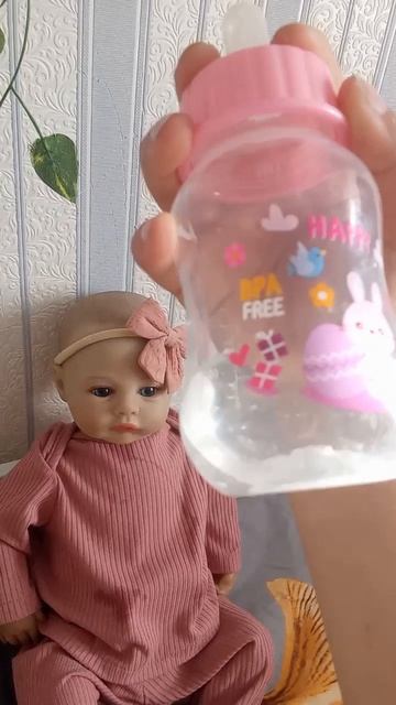 кормлю реборна(первое видео не судите строго )