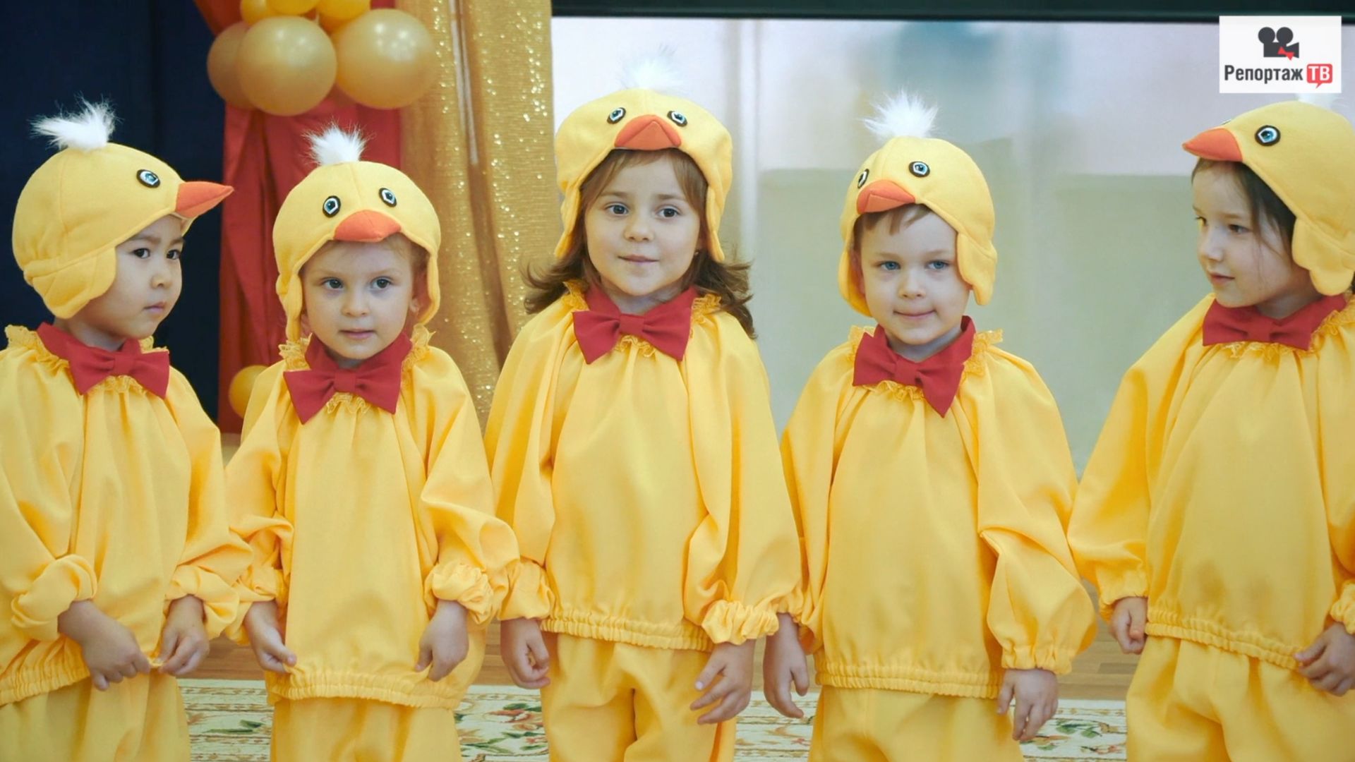 Малыши не могли не прийти и не поздравить своих старших братьев и систёр - бабушки заохали