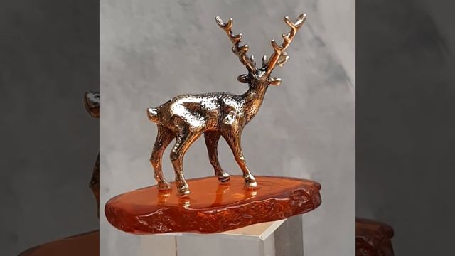 Статуэтка коллекционная на янтаре Олень 4.5 х 5 см