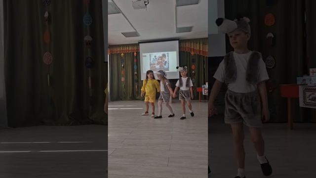 Как зверята помогали цыплёнку маму найти.