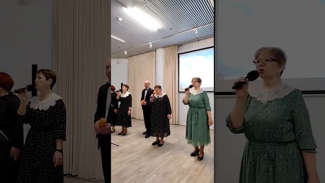 Поёт хор из Центра Долголетия...