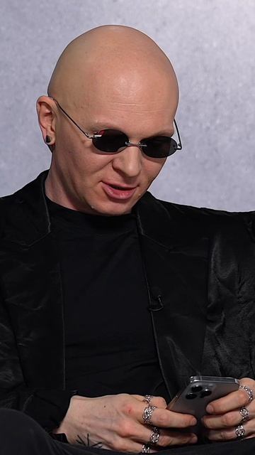 Гоша Карцев в черной одежде в солнечных очка и говорит: А ты в Баленсе, да? Нет, я в Befree