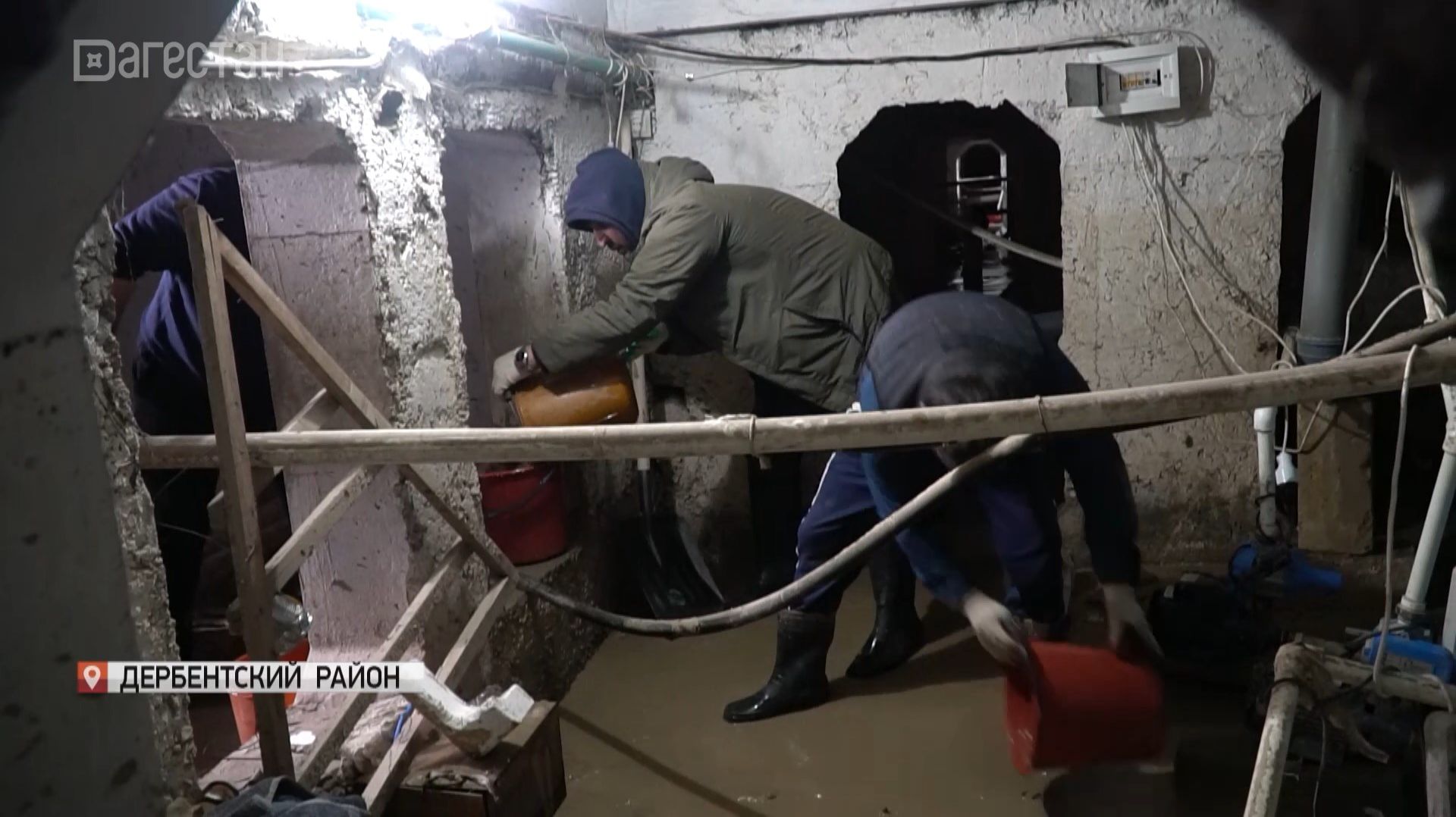 Сотрудники Минсельхоза РД помогают ликвидировать последствия наводнения в Мамедкале