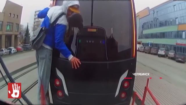 Зацепер на ходу сорвался под вагон. У нас есть кадры этого момента!