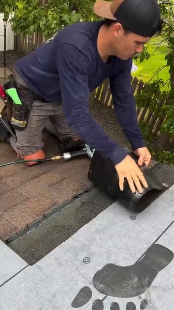 Мужчина продемонстрировал, как он самостоятельно отремонтировал крышу своего дома 😳💪