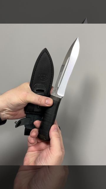 Скорпион кожа 95Х18 - нож в руке