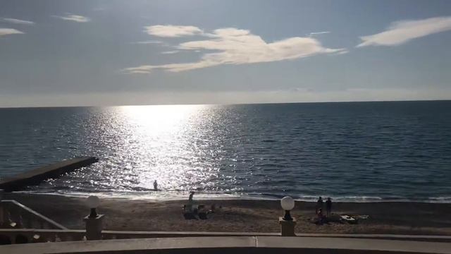 Пляж  пансионата Солнечный  и красивая набережная / Крым /Октябрь