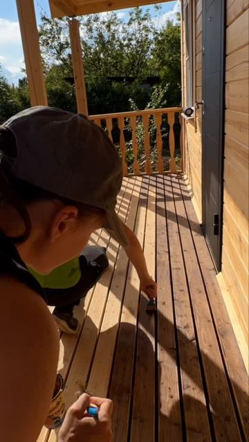 Покрываем маслом террасу