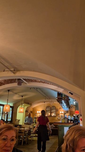 Москва допотопная под ногами. Арочные сводчатые помещения под землей в проходе между домами.