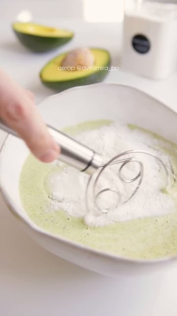 Безглютеновые вафли из киноа, шпината и брокколи