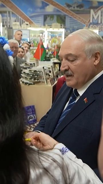 Лукашенко съел шоколадную ложку! #shorts #лукашенко #беларусь