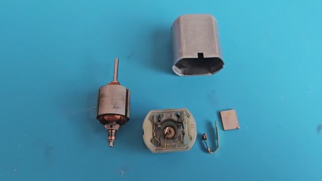 Как отремонтировать моторчик электропривода замка двери Toyota Avensis