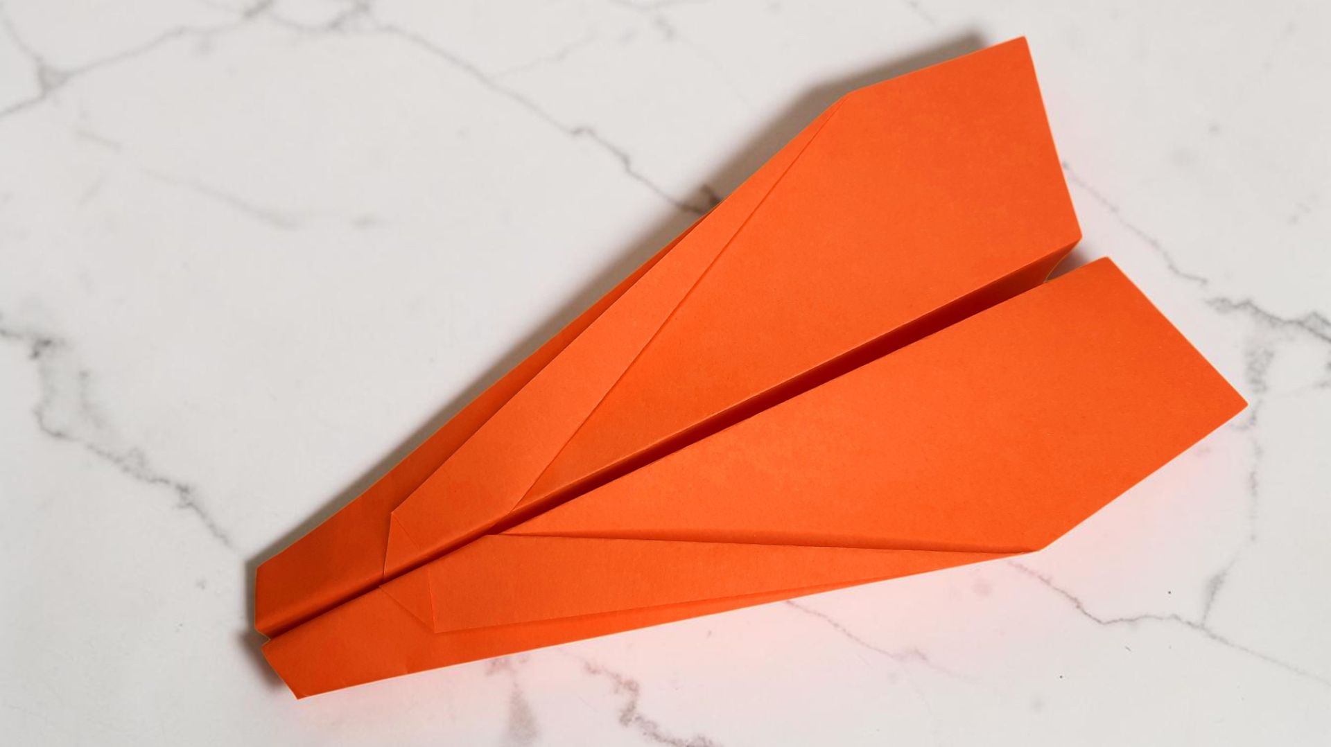 Как сделать бумажный самолетик — простой урок по бумажному самолетику