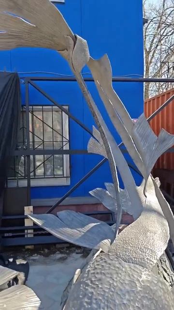 Скульптура рыбы из металла