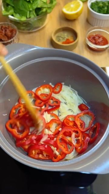 Рецепт веган пасты с вялеными томатами и шпинатом оставила в комментариях