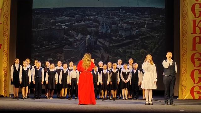 над церковными куполами