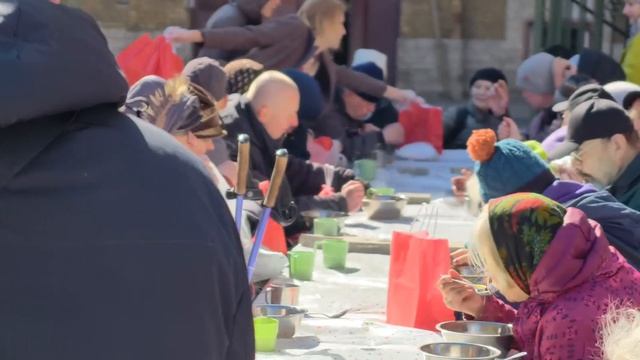 Волонтеры Иоанновской общины поздравляют бездомных и нуждающихся людей с Пасхой Христовой