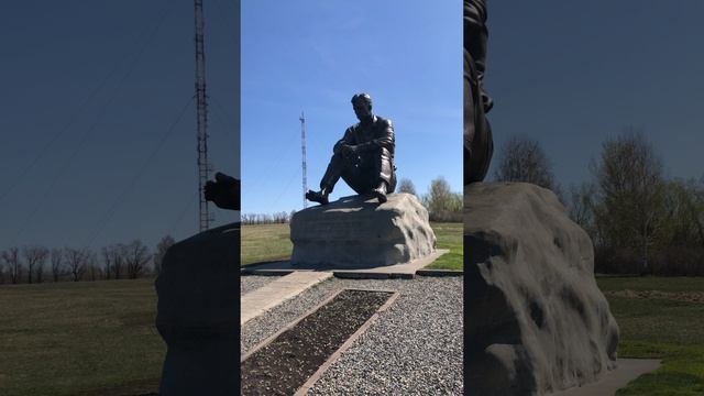 Памятник Шукшину.