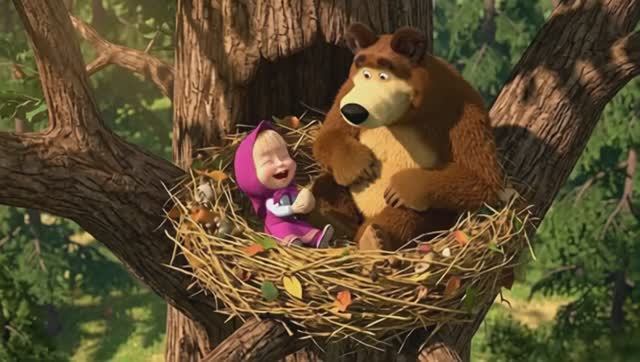 Маша и Медведь сидят в гнезде на дереве