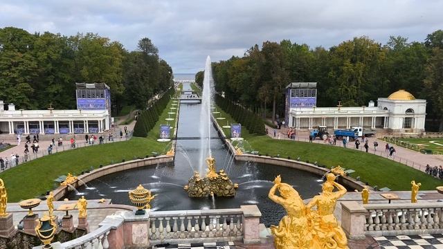 Вид на центральный каскад в Петергофе