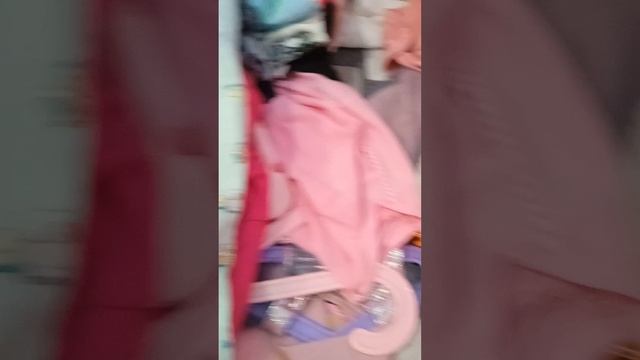 разбираю одежду у малышей пока они в садике