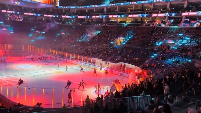 Представление Шанхайский драконов на СКА арене с игроками на поле