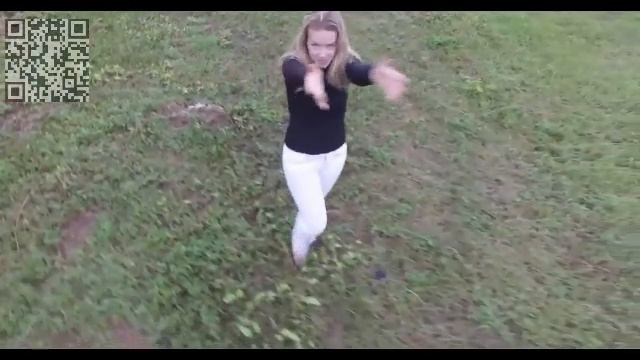 Юная девушка, на природе.