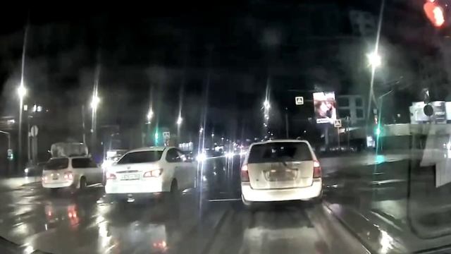 Едет и не смотрит на знаки