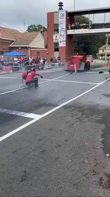 V8 звучит ОЧЕНЬ ЧИСТО, но ПОЖАРНЫЕ отличные, они движутся так БЫСТРО! 🚒🔥