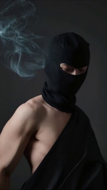 Мистическая тишина: образ человека в черной маске #мистика #мода #фотография