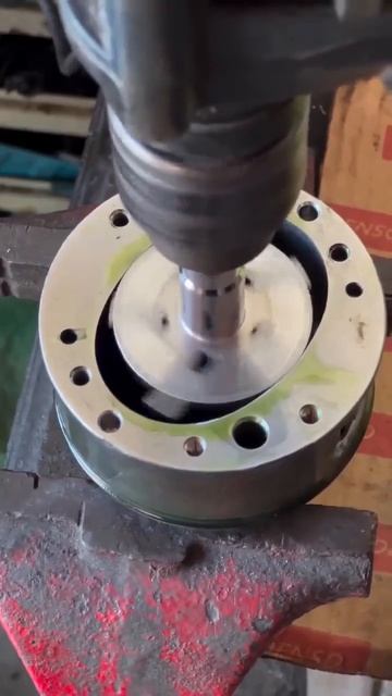 Если вам не известно, как выглядит насос гидроусилителя руля, то вот вам очевидный пример.