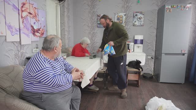 Сын знает что у родителей пенсионеров почти пустой холодильник Поэтому он купил необходимые продукты