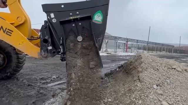 Ковш шнековый Exten AB1800 для распределения щебня на фронтальном погрузчике Beezone B956GT.