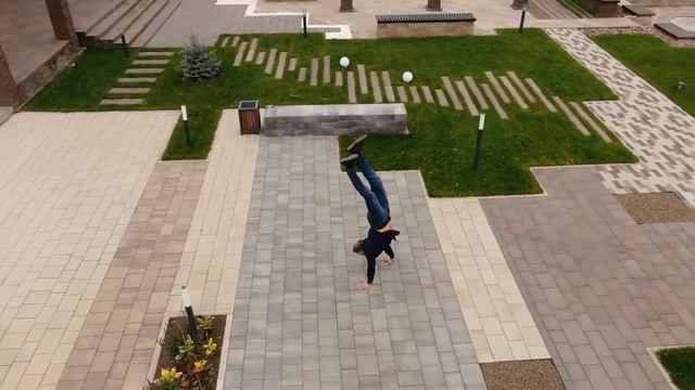 Ходить на руках полезно. Особенно по плитке Farbstein