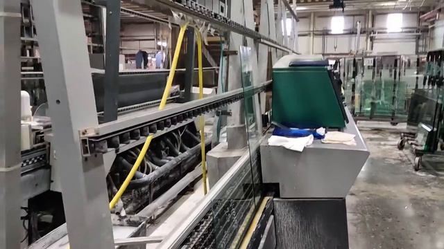 Обработка кромки осуществляется итальянскими станками Bottero 810BCS и VE500 11.