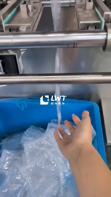 Машина для упаковки шампуня в маленькие пакеты