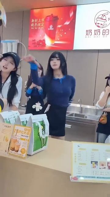 Китайский магазин завлекает покупателей танцевальным шоу в исполнении красивых девушек 🤣