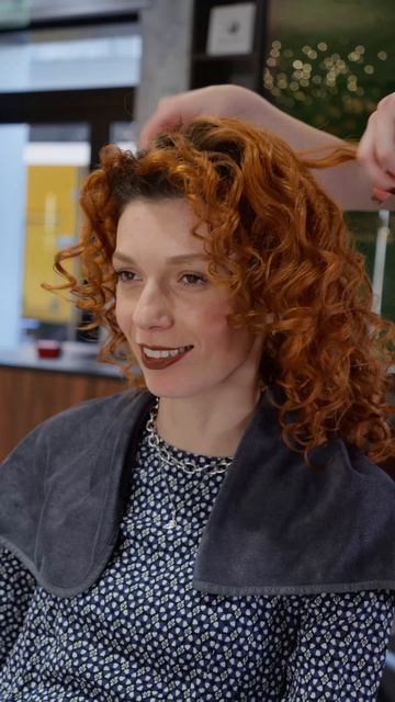 С правильной стрижкой и продуманной укладкой кудри ложатся как будто они всегда были на своём месте