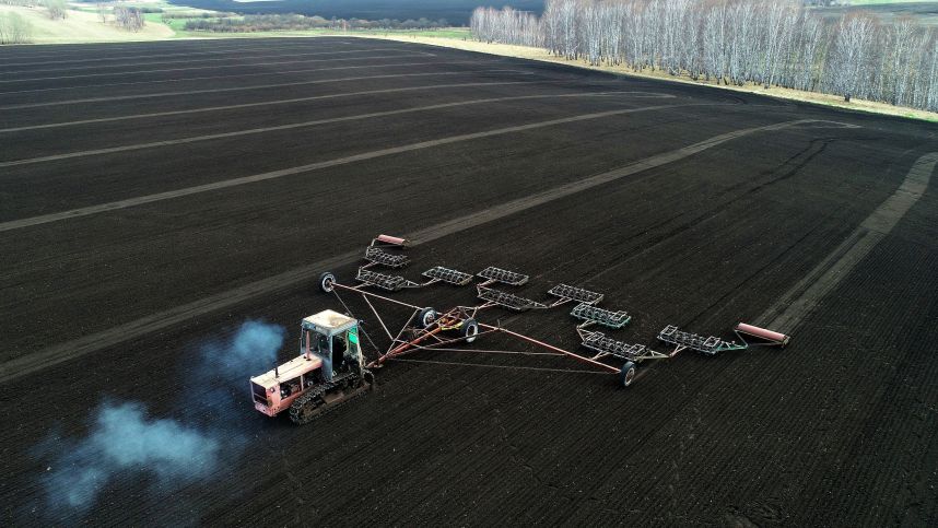 «Набирает обороты»: Дмитрий Патрушев о начале посевного сезона в России
