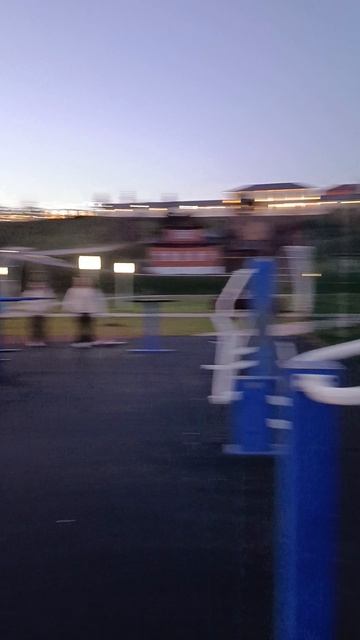 Арсений на прогулке.)))