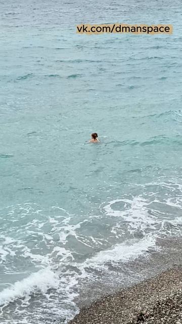 Люди уже купаются в море - побуду покаю нелюд