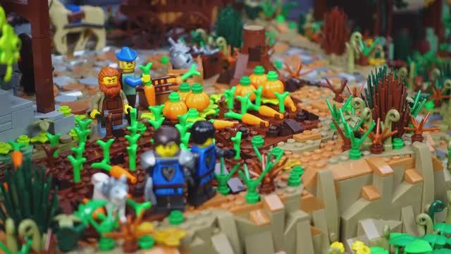 Строю каменный арочный мост и лесной лагерь для диорамы средневековой кузницы из Lego