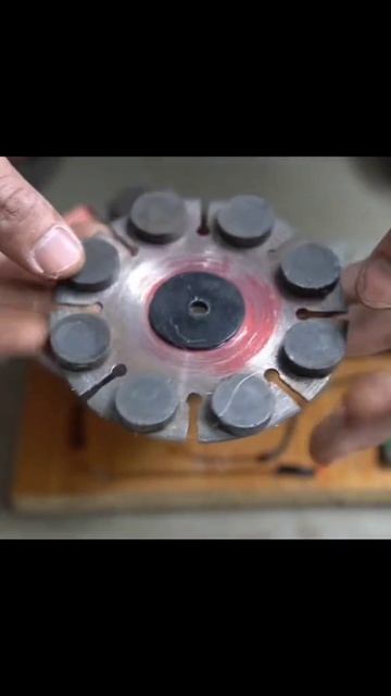 Небольшой электродвигатель с медным катушечным магнитом генерирует свободный ток