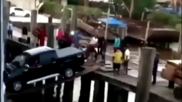 Рискованные парни перегоняют авто