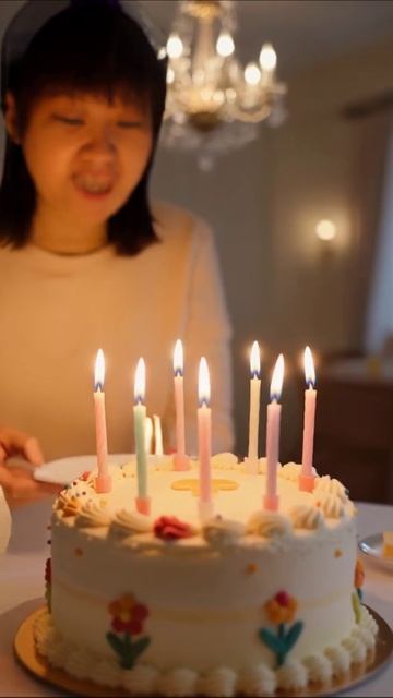 Торт на день рождения с зажженными свечами #торт #деньрождения #свечи