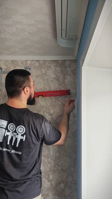 монтаж внутреннего блока кондиционера с выводом трассы вправо #монтажкондиционера #нск #сплитсистема