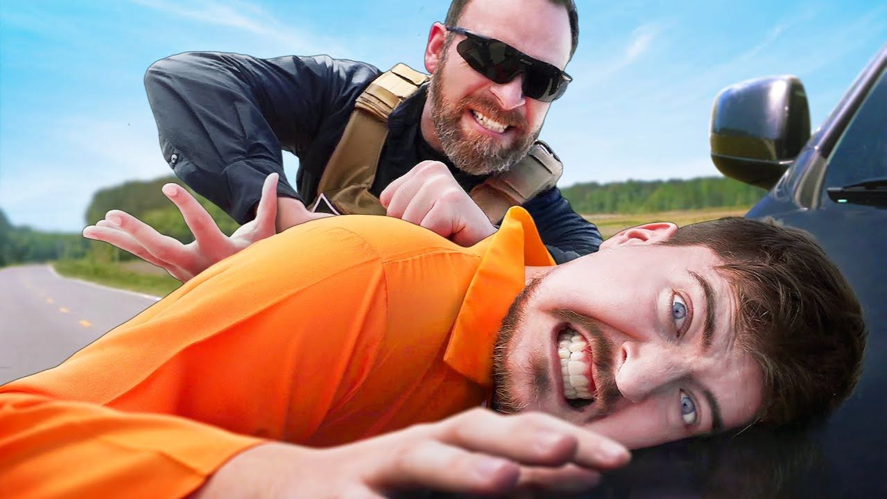 МЕНЯ ПРЕСЛЕДУЕТ НАСТОЯЩИЙ ОХОТНИК ЗА ГОЛОВАМИ! MRBEAST МИСТЕРБИСТ НА РУССКОМ мистер бист