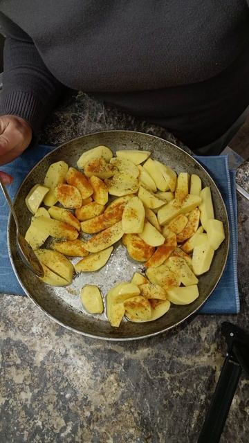 Картошка по деревенски.