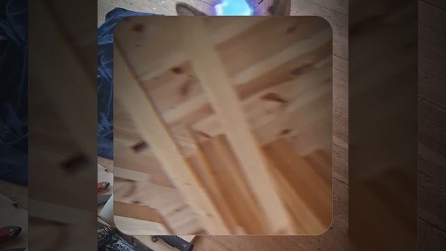 1000056358.mp4 Собака наблюдает за устройством лестницы на 2-ой этаж в доме А-фрейм