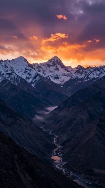 Закат в горах: завораживающий пейзаж #природа #горныйпейзаж #красотаокружения